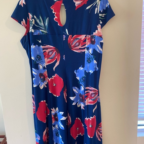 Midi Short Sleeve Dress - Picture 2 of 3